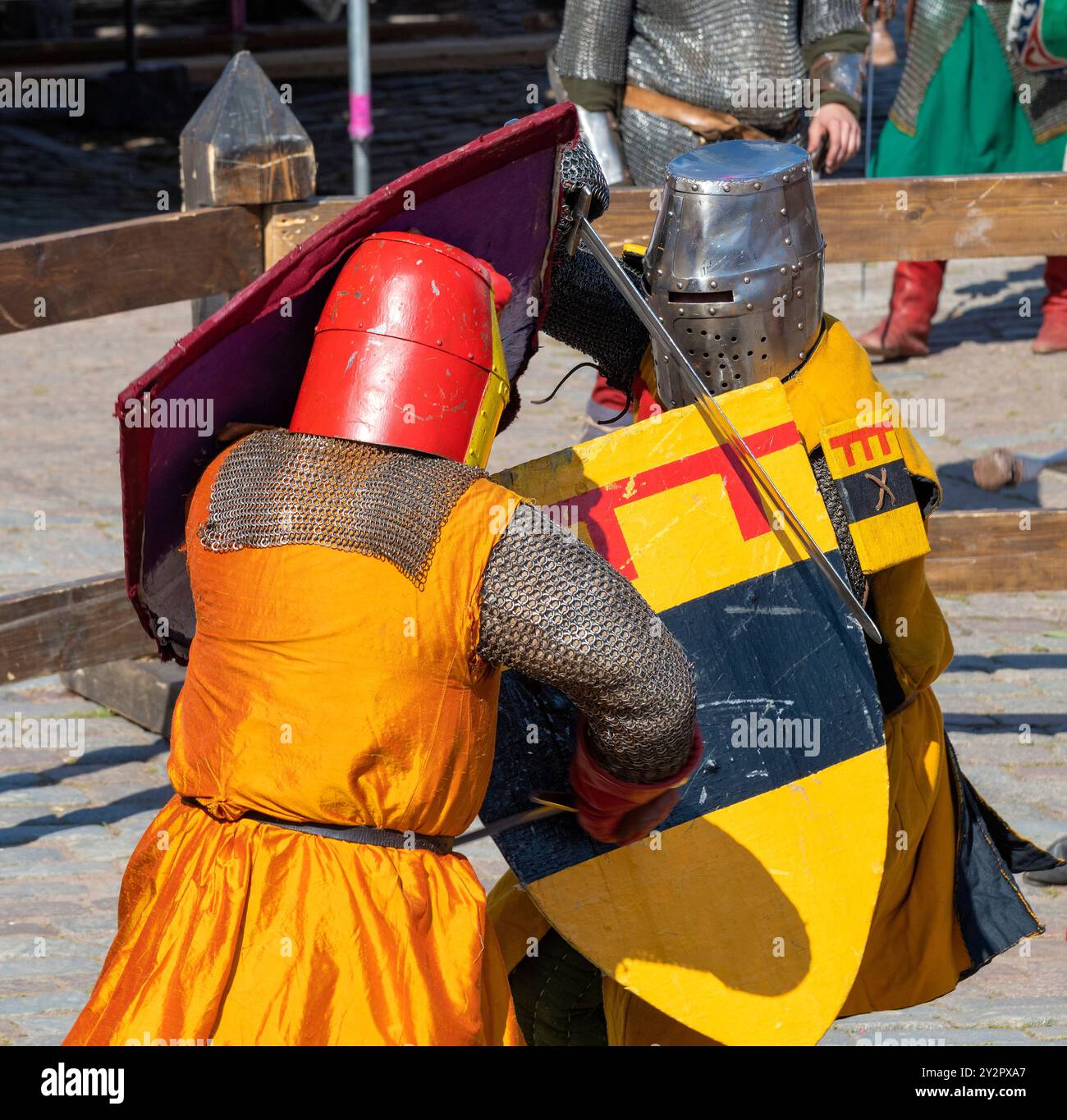 VYBORG, RUSSIA - 18 AGOSTO 2024: Due cavalieri medievali in duello. Festival storico “Medieval Days in Vyborg-2024” Foto Stock