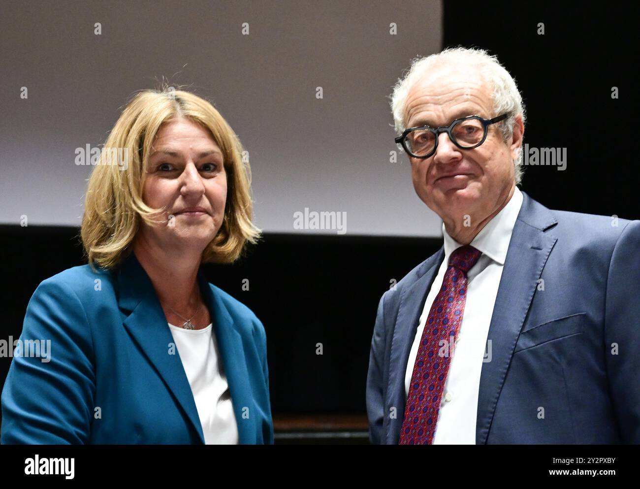 Kornwestheim, Germania. 11 settembre 2024. Barbara Resch (l), capo negoziatore per IG Metall Baden-Württemberg, e Harald Marquardt, capo negoziatore per Südwestmetall, stanno insieme nel Centro Congressi prima dell'inizio della prima sessione negoziale per l'industria dei metalli e dell'elettricità. Crediti: Bernd Weißbrod/dpa/Alamy Live News Foto Stock