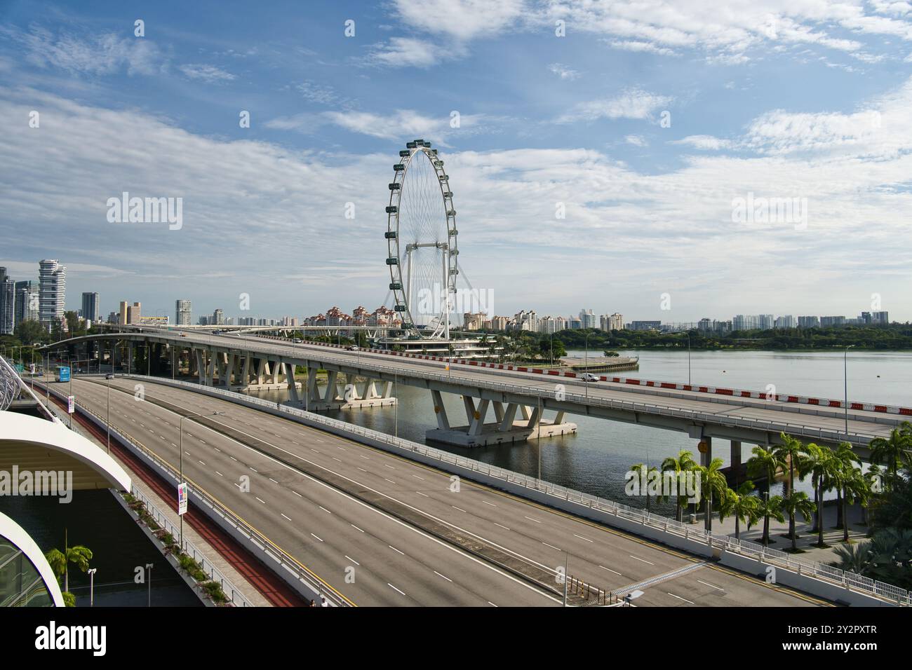 Singapore - 2 dicembre 2023: Ponte Benjamin Sheares su Bayfront Ave e Singapore Flyer, visto da The Shoppes at Marina Bay Sands. Foto Stock