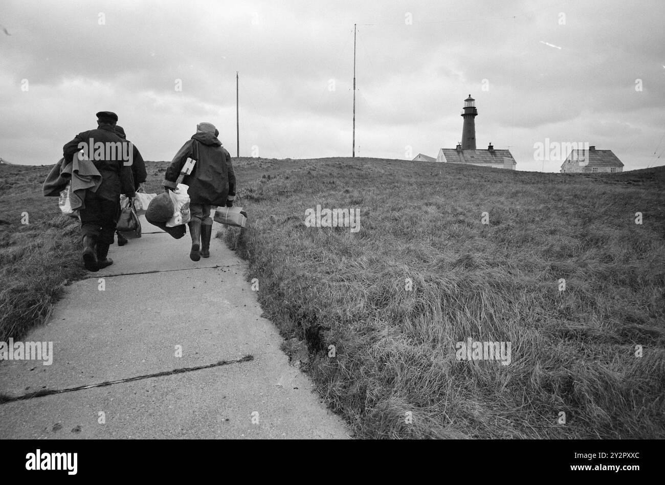 Attuale 45-6-1970 : il faro solitario. Una volta alla settimana, Thor Henriksen viaggia con posta e merci da Røst al faro di Skomvær sulla punta meridionale del Lofoten. Guida uno dei percorsi più difficili del paese, in estate e in inverno. Thor Henriksen è arrivato con la posta, le merci, le ultime notizie da Rest-landet - e un piccolo cambiamento per il personale che lavora ogni giorno al faro solitario nel mare. Foto: Sverre A. Børretzen / Aktuell / NTB ***la foto non viene elaborata*** questo testo dell'immagine viene tradotto automaticamente questo testo dell'immagine viene tradotto automaticamente Foto Stock