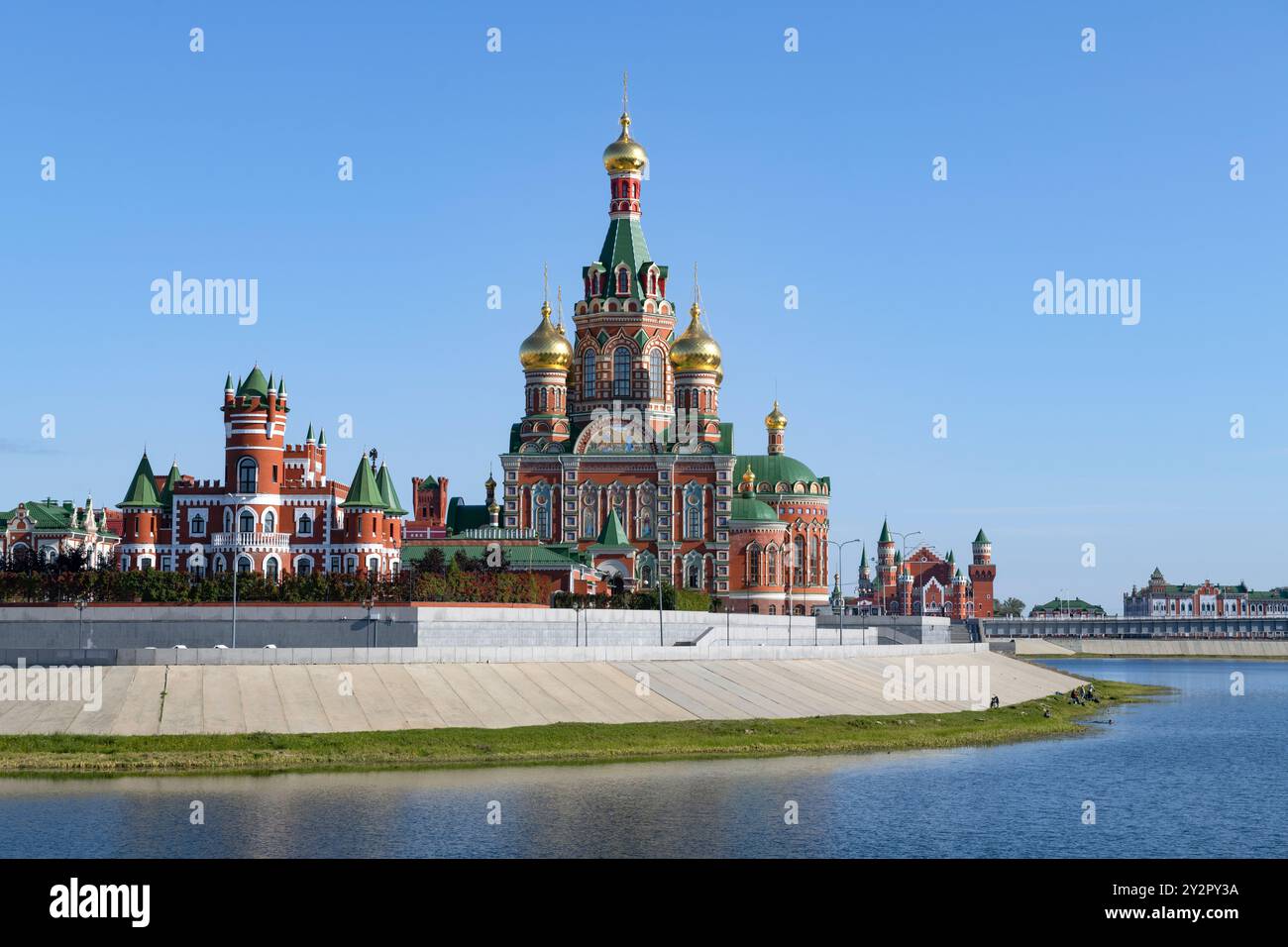 YOSHKAR-OLA, RUSSIA - 31 AGOSTO 2024: Veduta della Cattedrale dell'Annunciazione della Beata Vergine Maria nella soleggiata mattinata di agosto Foto Stock