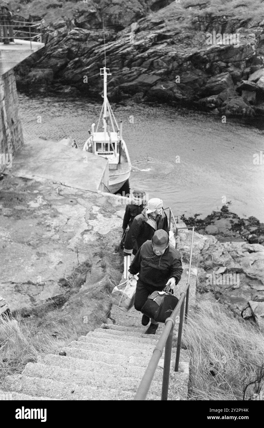 Attuale 45-6-1970 : il faro solitario. Una volta alla settimana, Thor Henriksen viaggia con posta e merci da Røst al faro di Skomvær sulla punta meridionale del Lofoten. Guida uno dei percorsi più difficili del paese, in estate e in inverno. Thor Henriksen è arrivato con la posta, le merci, le ultime notizie da Rest-landet - e un piccolo cambiamento per il personale che lavora ogni giorno al faro solitario nel mare. Foto: Sverre A. Børretzen / Aktuell / NTB ***la foto non viene elaborata*** questo testo dell'immagine viene tradotto automaticamente questo testo dell'immagine viene tradotto automaticamente Foto Stock