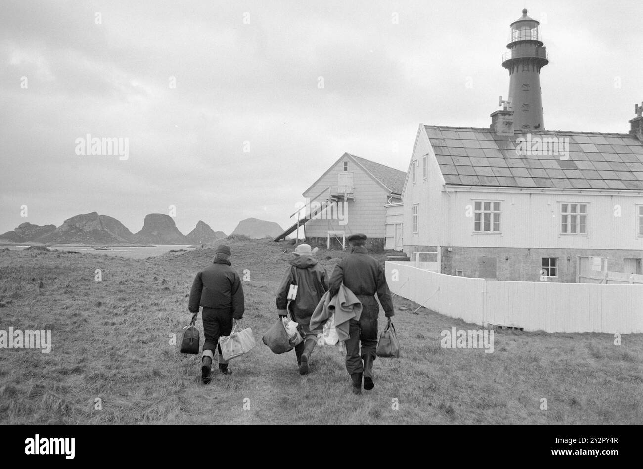 Attuale 45-6-1970 : il faro solitario. Una volta alla settimana, Thor Henriksen viaggia con posta e merci da Røst al faro di Skomvær sulla punta meridionale del Lofoten. Guida uno dei percorsi più difficili del paese, in estate e in inverno. Thor Henriksen è arrivato con la posta, le merci, le ultime notizie da Rest-landet - e un po' di cambiamento per il personale che lavora ogni giorno al faro solitario nel mare. Foto: Sverre A. Børretzen / Aktuell / NTB ***la foto non viene elaborata*** questo testo dell'immagine viene tradotto automaticamente questo testo dell'immagine viene tradotto automaticamente Foto Stock