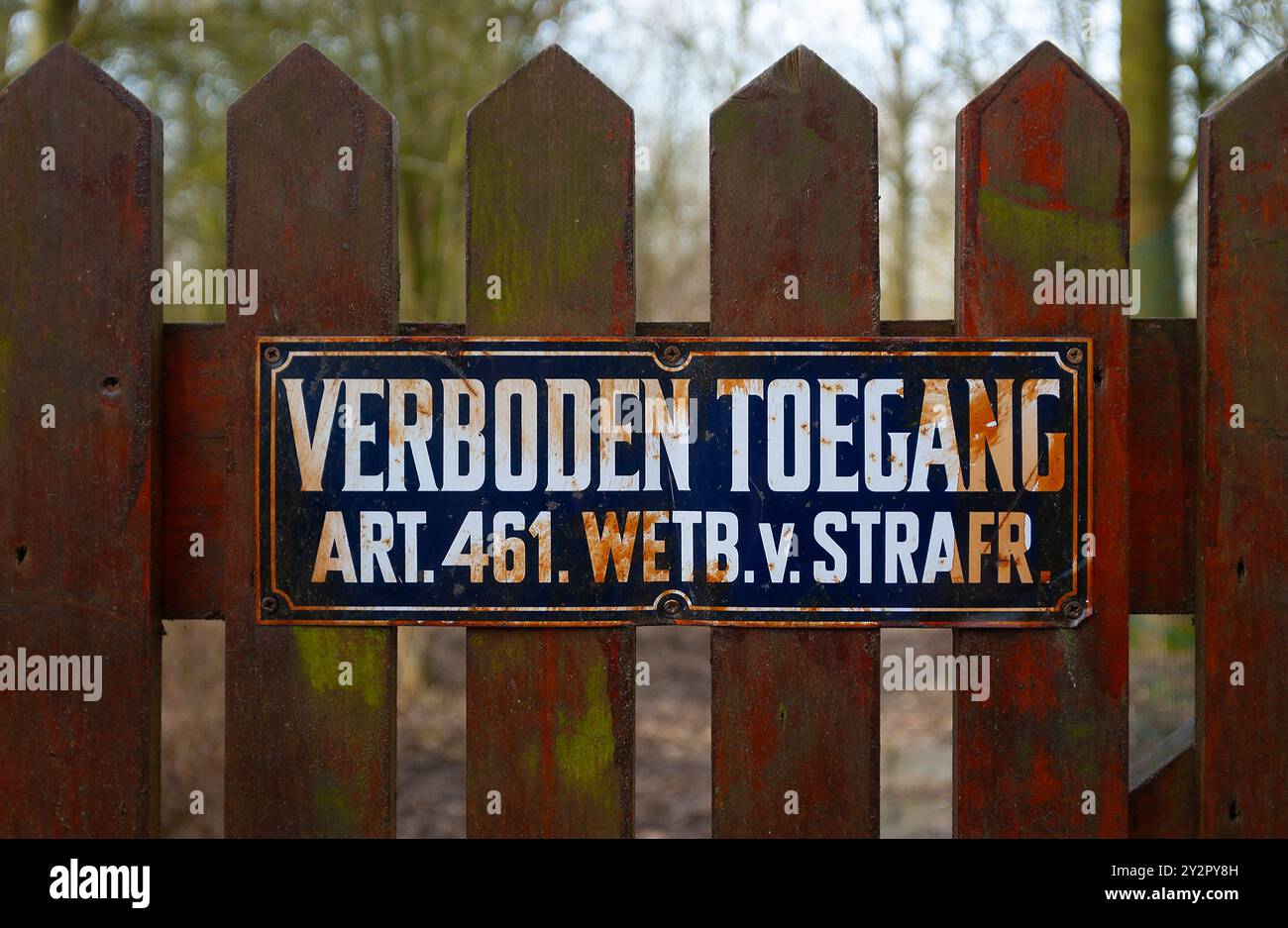 Antico cartello olandese tradizionale con scritto "ingresso proibito" da vicino su una recinzione di legno Foto Stock