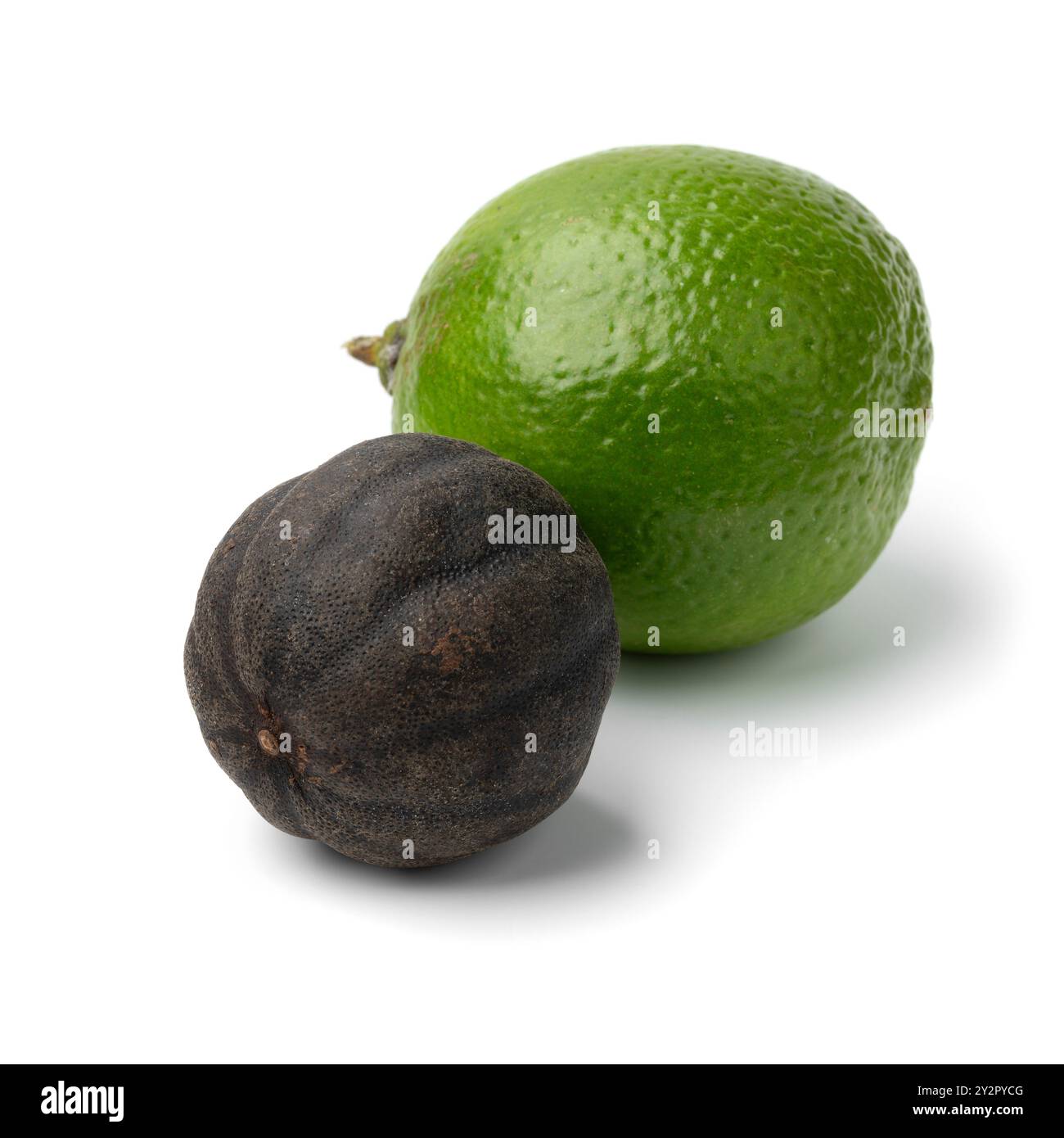 Lime nera, loomi e una calce verde fresca isolata su fondo bianco Foto Stock