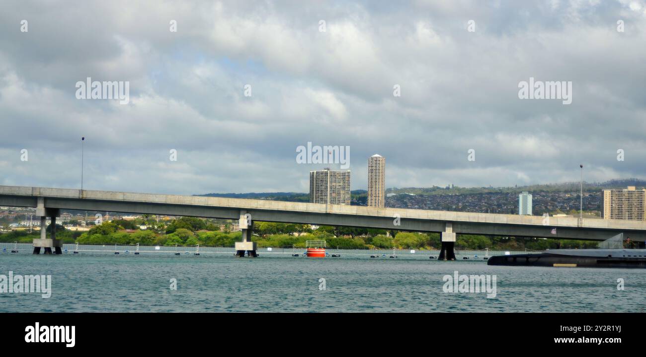 Ponte dell'Isola di Ford sotto il cielo nuvoloso Pearl Harbor Hawaii Foto Stock