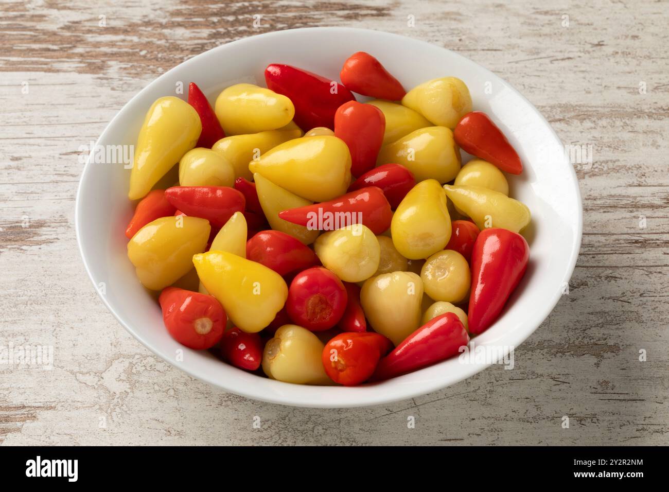 Ciotola con piccoli peperoni messicani piccanti e piccanti da vicino Foto Stock