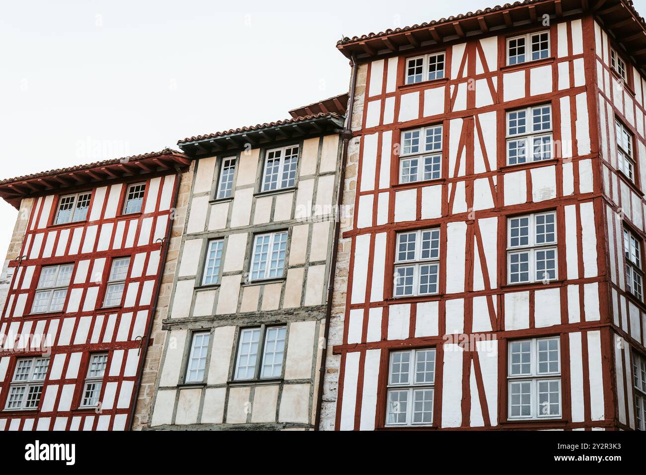 Le tradizionali case in legno fiancheggiano le strade di Bayonne, mostrando il patrimonio architettonico unico dei Paesi Baschi francesi. Foto Stock