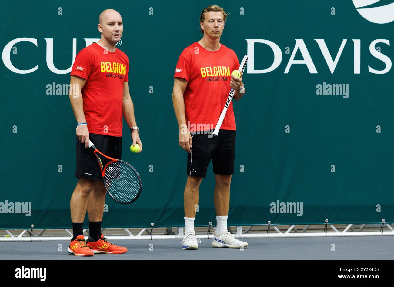 Bologna, Italia. 11 settembre 2024. Il capitano belga Steve Darcis e l'allenatore Philippe Cassiers nella foto durante una sessione di allenamento, in vista della seconda partita del gruppo A della fase A gironi delle finali di Coppa Davis, mercoledì 11 settembre 2024, all'Unipol Arena, a Bologna. BELGA PHOTO BENOIT DOPPAGNE credito: Belga News Agency/Alamy Live News Foto Stock
