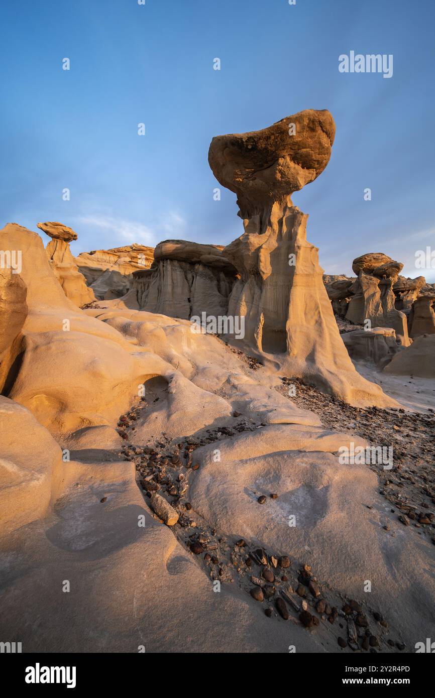 Formazioni di arenaria erosa e rocce scolpite dal vento abbelliscono la natura selvaggia di Ah-Shi-SLE-Pah nel New Mexico, catturata dalla luce soffusa della sera. Foto Stock