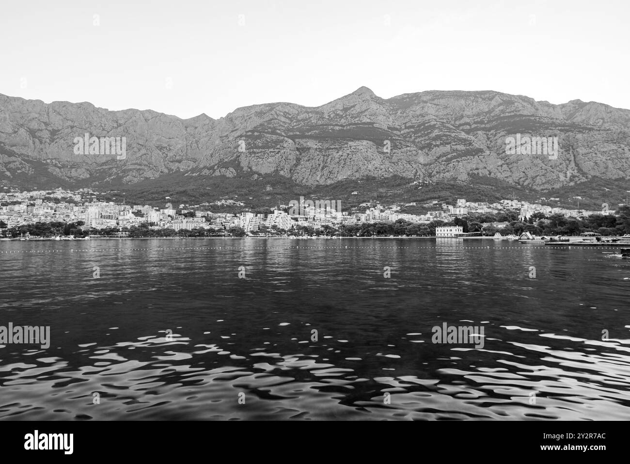 Vista della città di Makarska, popolare località turistica estiva sul mare Adriatico sulla costa della Croazia il 22 agosto 2024 Foto Stock