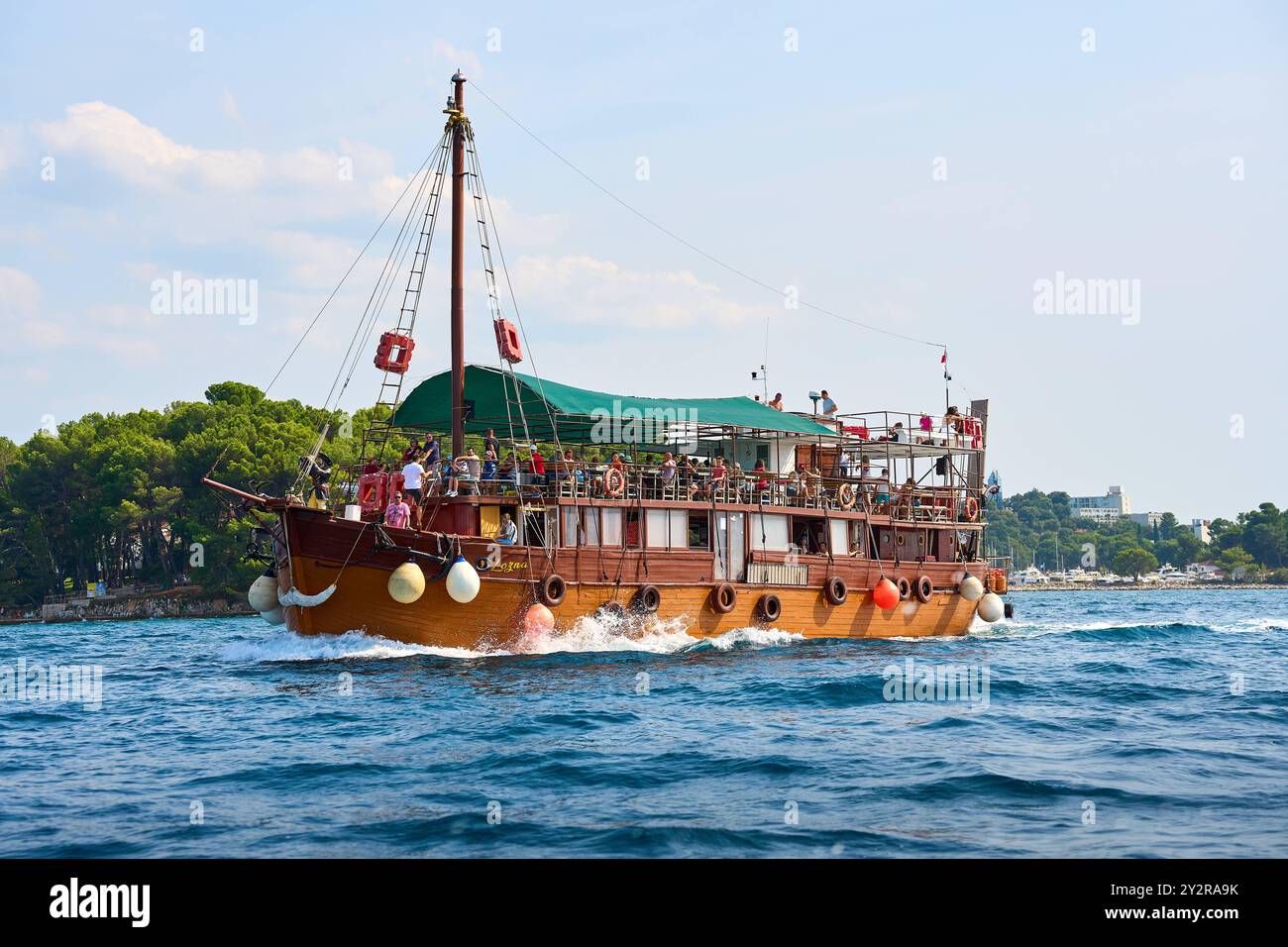 Porec, Istria, Croazia - 27 agosto 2024: Barca turistica sul mare al largo della costa di Parenzo, Croazia. Escursione lungo la costa adriatica *** Touristenboot auf dem Meer vor der Küste von Porec, Kroatien. Ausflugsfahrt entlang der Adriaküste Foto Stock