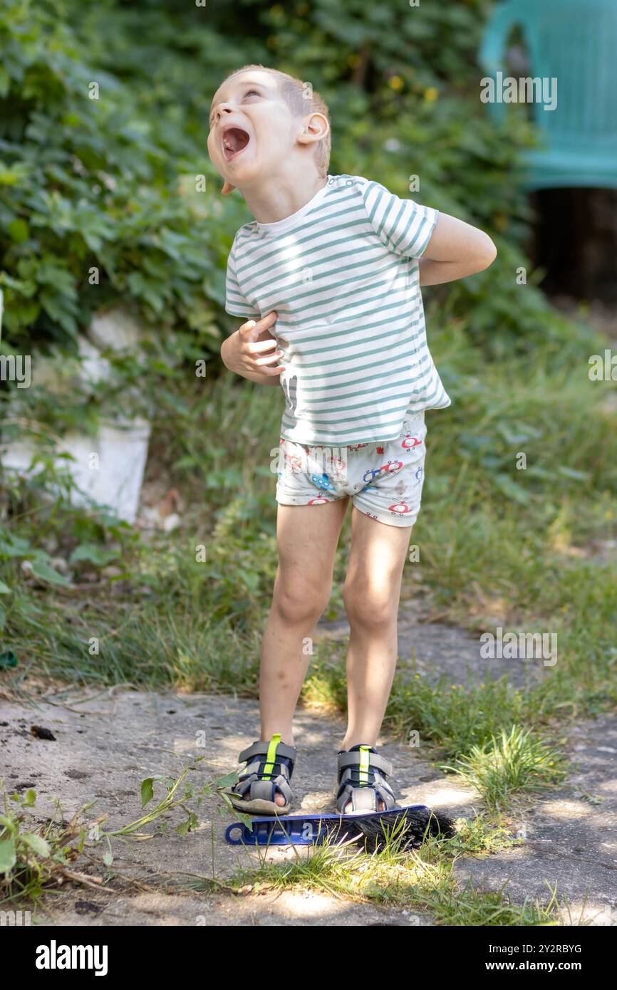 Un ragazzo straziante in giardino Foto Stock