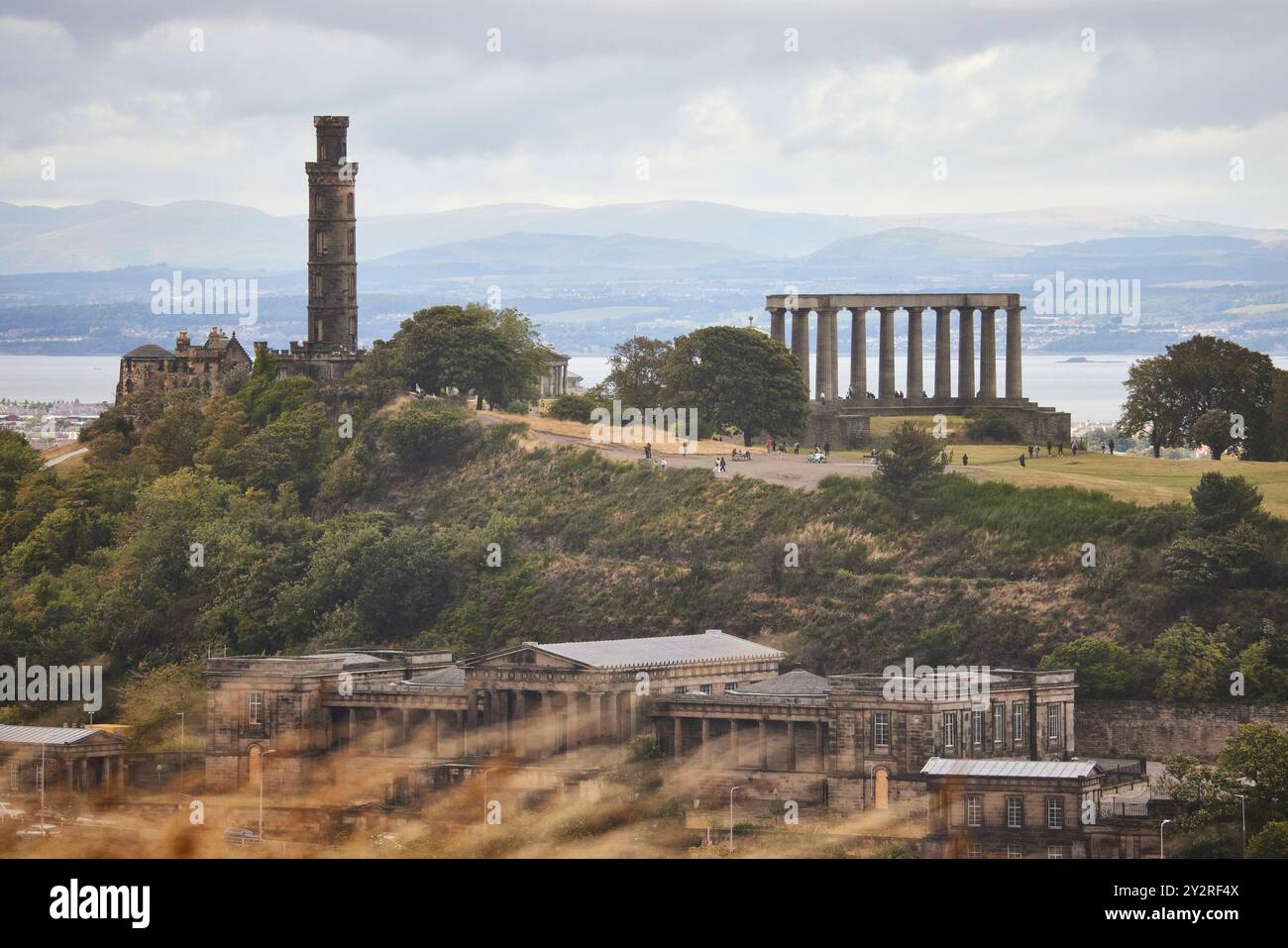 Vista di Edimburgo da Salisbury Crags, Old Royal High School, New Calton Burial Ground e Calton Hill Foto Stock