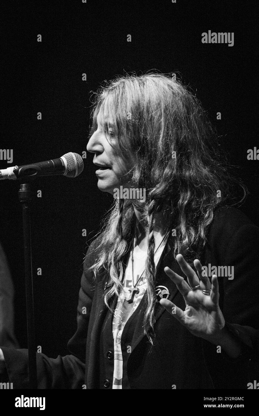 PATTI SMITH, CONCERTO, GREEN MAN FESTIVAL 2013: La leggenda della musica americana Patti Smith suona dal vivo sul far Out Stage al Green Man Festival 2013 al Glanusk Park, Brecon, Galles, agosto 2013. Foto: Rob Watkins. INFO: Patti Smith è un'iconica cantante, poetessa e pioniera del punk rock americana, nota per i suoi testi poetici e crudi e lo spirito ribelle. Mescolando rock e poesia, la sua musica affronta temi sociali, politici e personali, rendendola una voce potente nella controcultura e nella storia della musica. Foto Stock