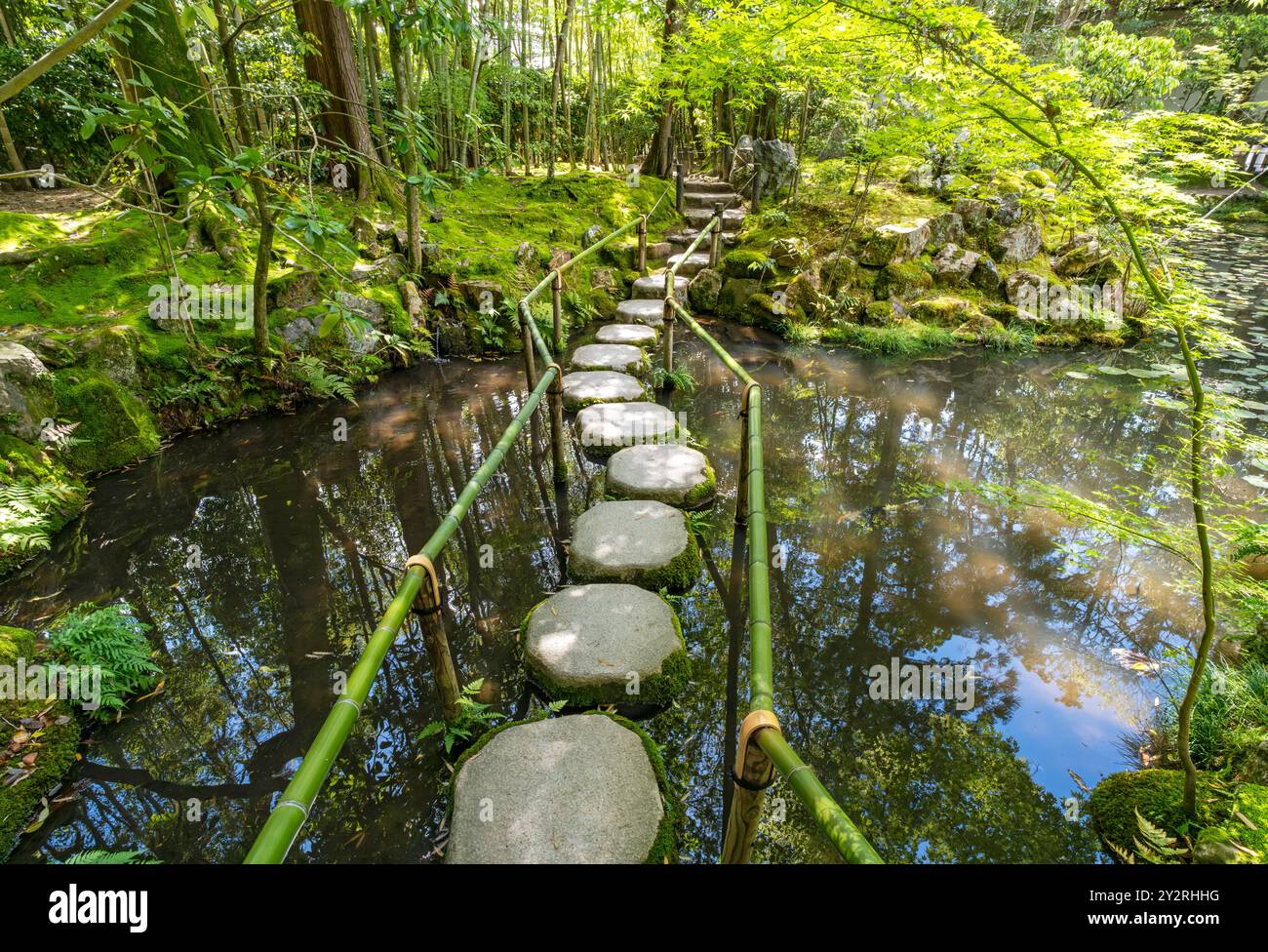 Pietre miliari al Giardino Tenjuan, complesso del tempio Nanzen-ji, Kyoto, Giappone Foto Stock