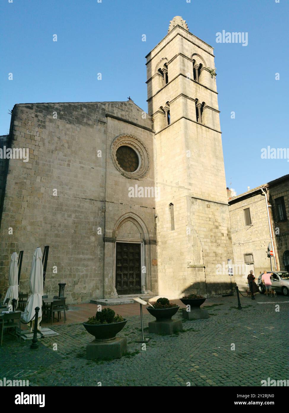 Uno scatto verticale della Chiesa di San Pancrazio nella città medievale di Tarquinia in una giornata di sole nel Lazio Foto Stock