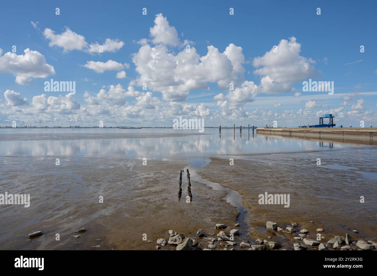 Molo di Knock a Krummhörn presso Emder Fahrwasser con Delfzijl sullo sfondo, Frisia orientale, bassa Sassonia, Germania Foto Stock