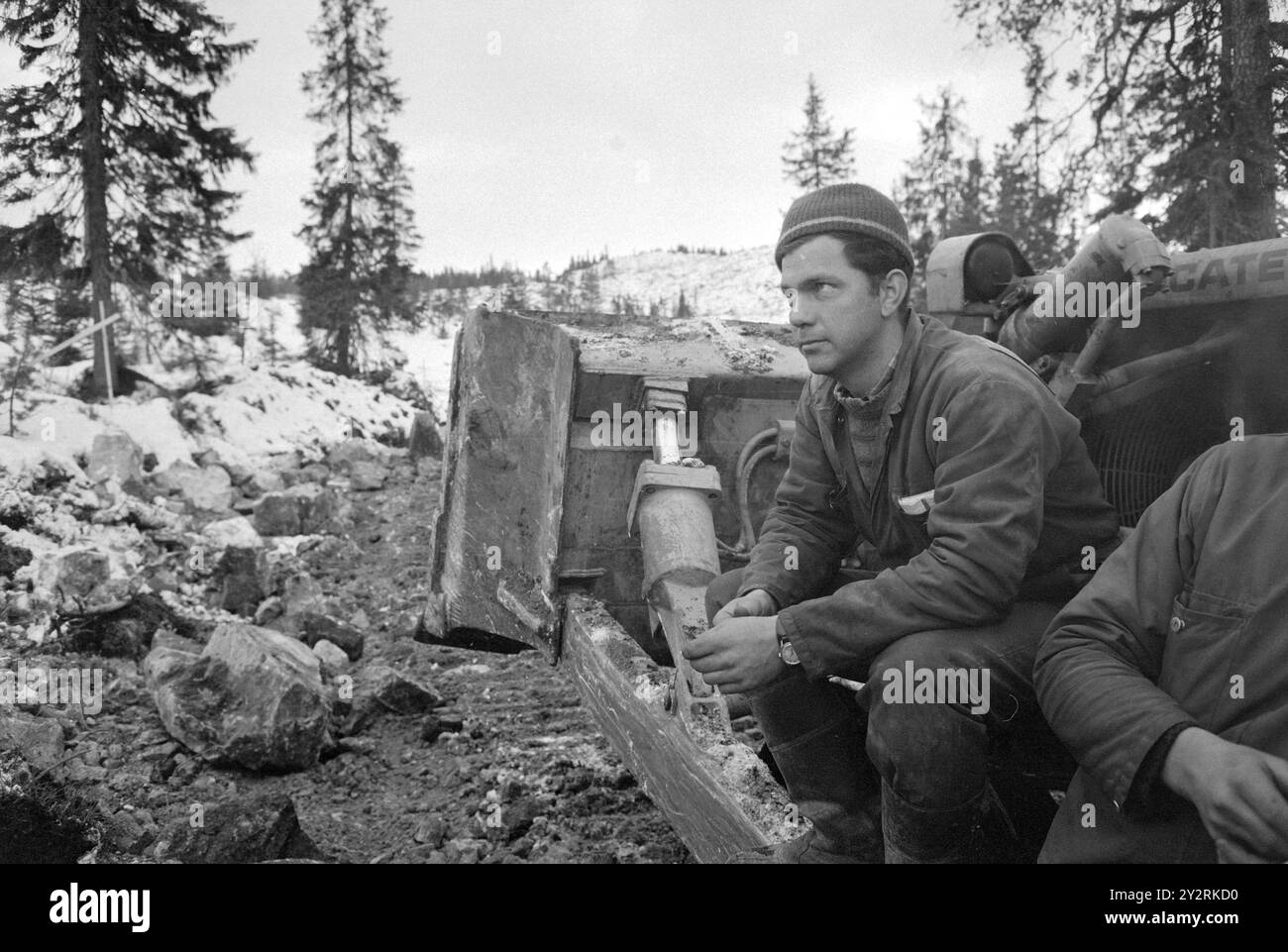 Attuale 48-2-1971: Battaglia di Nordmarka. Il proprietario terriero Løvenskiold ha ottenuto una vittoria preliminare nella battaglia per Nordmarka quando ha ricevuto il permesso del Ministero del governo locale di eseguire la parte essenziale della costruzione stradale a cui ha puntato nelle aree che gli appassionati di outdoor sono più interessati ad avere protetto. Ma gli attivisti ambientali a Oslo sono preparati per diverse campagne contro il potere dei proprietari terrieri. Foto: Ivar Aaserud / Aktuell / NTB ***FOTO NON ELABORATA*** questo testo dell'immagine è tradotto automaticamente Foto Stock