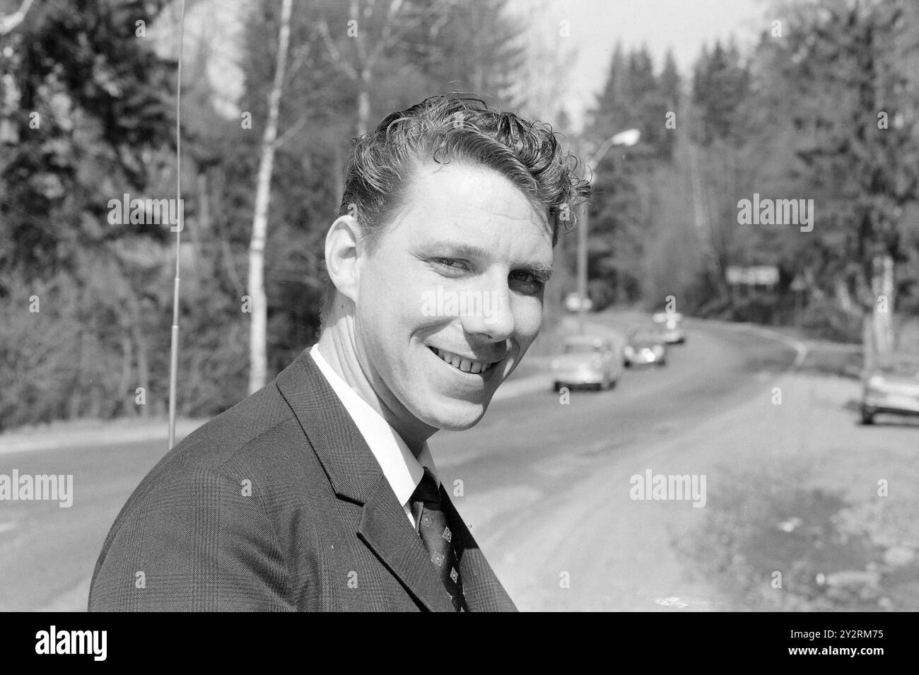 Effettivo 21 - 1 - 1971: Ma le auto non si sono arrestate. È nostro dovere aiutare una persona ferita. Ma quando Aktuell fece l'esperimento di mettere uno dei suoi dipendenti apparentemente ferito sul lato della strada, la reazione fu deludente. La stragrande maggioranza è appena passata. L'esperimento è stato condotto con l'aiuto benevolo della polizia stradale, ed è stato effettuato sul lato della strada sulla Strømsveien pesantemente trafficata di Oslo, dove c'erano opportunità di fermarsi senza creare un caos totale del traffico. Uno dei pochi che si è fermato ad aiutare. Foto: Ivar Aaserud / Aktuell / NTB ***P Foto Stock