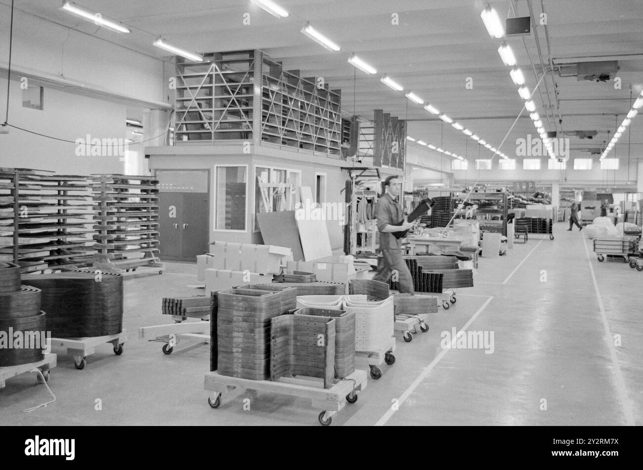 Effettivo 52-3-1971: Clima duro per mobili. L'industria norvegese dei mobili è entrata in un clima più duro. Le importazioni di mobili aumentano di anno in anno. La concorrenza per i clienti si è intensificata. Ci sono persino fabbriche che trovano più redditizio importare le merci dall'estero che produrle loro stesse. Foto: Sverre A. Børretzen/Aktuell/NTB ***FOTO NON ELABORATA*** il testo dell'immagine è tradotto automaticamente Foto Stock