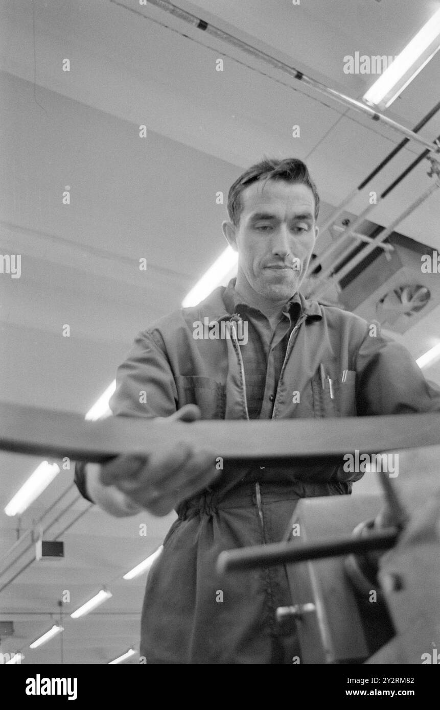 Effettivo 52-3-1971: Clima duro per mobili. L'industria norvegese dei mobili è entrata in un clima più duro. Le importazioni di mobili aumentano di anno in anno. La concorrenza per i clienti si è intensificata. Ci sono persino fabbriche che trovano più redditizio importare le merci dall'estero che produrle loro stesse. Erling Johansen si è trasferito a Sykkylven da Brennøysund. Qui monta un expl. della sedia di successo. Foto: Sverre A. Børretzen/Aktuell/NTB ***FOTO NON ELABORATA*** il testo dell'immagine è tradotto automaticamente Foto Stock