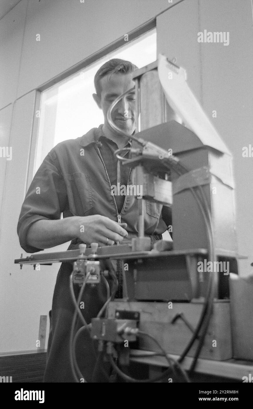Effettivo 52-3-1971: Clima duro per mobili. L'industria norvegese dei mobili è entrata in un clima più duro. Le importazioni di mobili aumentano di anno in anno. La concorrenza per i clienti si è intensificata. Ci sono persino fabbriche che trovano più redditizio portare i beni dall'estero che produrli loro stessi. Foto: Sverre A. Børretzen/Aktuell/NTB ***FOTO NON ELABORATA*** il testo dell'immagine è tradotto automaticamente Foto Stock