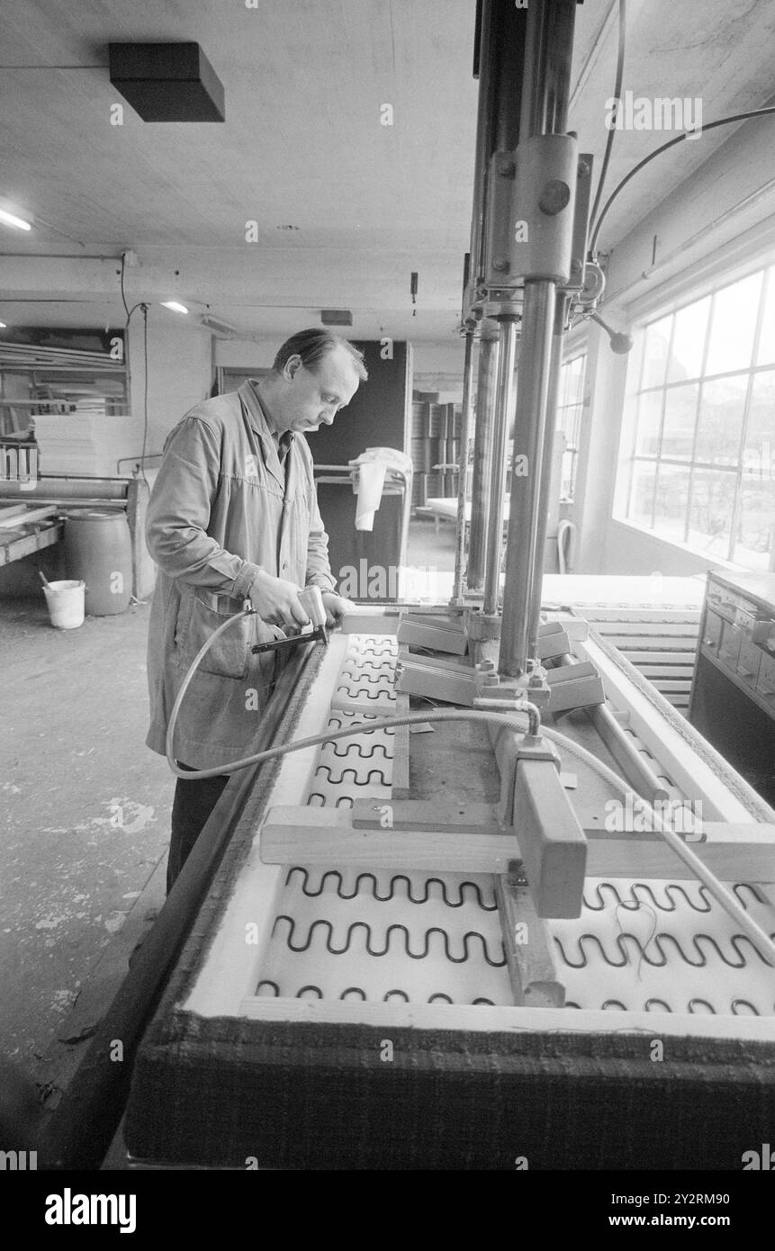 Effettivo 52-3-1971: Clima duro per mobili. L'industria norvegese dei mobili è entrata in un clima più duro. Le importazioni di mobili aumentano di anno in anno. La concorrenza per i clienti si è intensificata. Ci sono persino fabbriche che trovano più redditizio importare le merci dall'estero che produrle loro stesse. La razionalizzazione ha reso il lavoro più semplice. Il martello pneumatico è una buona cosa. Foto: Sverre A. Børretzen/Aktuell/NTB ***FOTO NON ELABORATA*** il testo dell'immagine è tradotto automaticamente Foto Stock