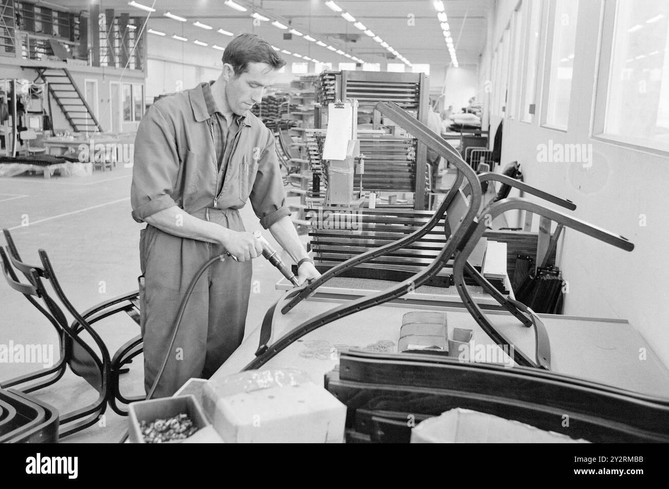 Effettivo 52-3-1971: Clima duro per mobili. L'industria norvegese dei mobili è entrata in un clima più duro. Le importazioni di mobili aumentano di anno in anno. La concorrenza per i clienti si è intensificata. Ci sono persino fabbriche che trovano più redditizio importare le merci dall'estero che produrle loro stesse. Erling Johansen si è trasferito a Sykkylven da Brennøysund. Qui monta un expl. della sedia di successo. Foto: Sverre A. Børretzen/Aktuell/NTB ***FOTO NON ELABORATA*** il testo dell'immagine è tradotto automaticamente Foto Stock