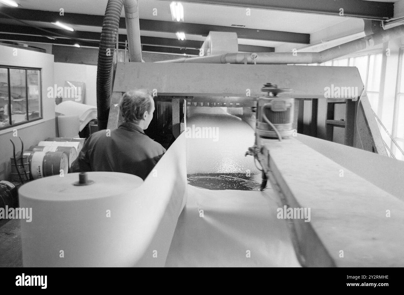 Effettivo 52-3-1971: Clima duro per mobili. L'industria norvegese dei mobili è entrata in un clima più duro. Le importazioni di mobili aumentano di anno in anno. La concorrenza per i clienti si è intensificata. Ci sono persino fabbriche che trovano più redditizio importare merci dall'estero che produrle da sole. La plastica espansa ha creato nuove opportunità per l'industria del mobile. Qui viene prodotta la plastica espansa per materassi. J. E. Ekornes Fabrikker ha anche un proprio dipartimento per questo, che altrimenti non è comune nel settore. Foto: Sverre A. Børretzen/Aktuell/NT Foto Stock