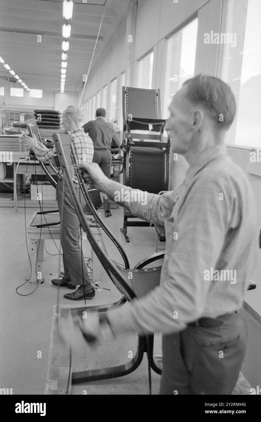 Effettivo 52-3-1971: Clima duro per mobili. L'industria norvegese dei mobili è entrata in un clima più duro. Le importazioni di mobili aumentano di anno in anno. La concorrenza per i clienti si è intensificata. Ci sono persino fabbriche che trovano più redditizio importare le merci dall'estero che produrle loro stesse. Foto: Sverre A. Børretzen/Aktuell/NTB ***FOTO NON ELABORATA*** il testo dell'immagine è tradotto automaticamente Foto Stock