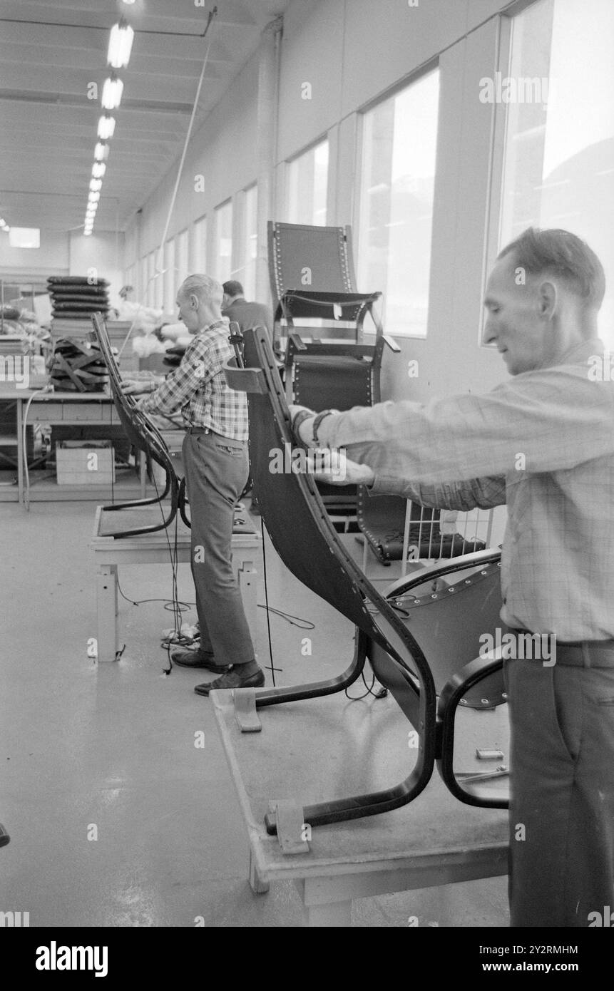 Effettivo 52-3-1971: Clima duro per mobili. L'industria norvegese dei mobili è entrata in un clima più duro. Le importazioni di mobili aumentano di anno in anno. La concorrenza per i clienti si è intensificata. Ci sono persino fabbriche che trovano più redditizio importare le merci dall'estero che produrle loro stesse. Foto: Sverre A. Børretzen/Aktuell/NTB ***FOTO NON ELABORATA*** il testo dell'immagine è tradotto automaticamente Foto Stock