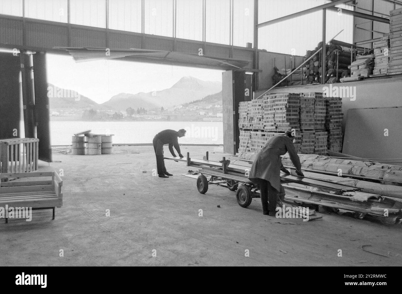 Effettivo 52-3-1971: Clima duro per mobili. L'industria norvegese dei mobili è entrata in un clima più duro. Le importazioni di mobili aumentano di anno in anno. La concorrenza per i clienti si è intensificata. Ci sono persino fabbriche che trovano più redditizio importare le merci dall'estero che produrle loro stesse. Foto: Sverre A. Børretzen/Aktuell/NTB ***FOTO NON ELABORATA*** il testo dell'immagine è tradotto automaticamente Foto Stock