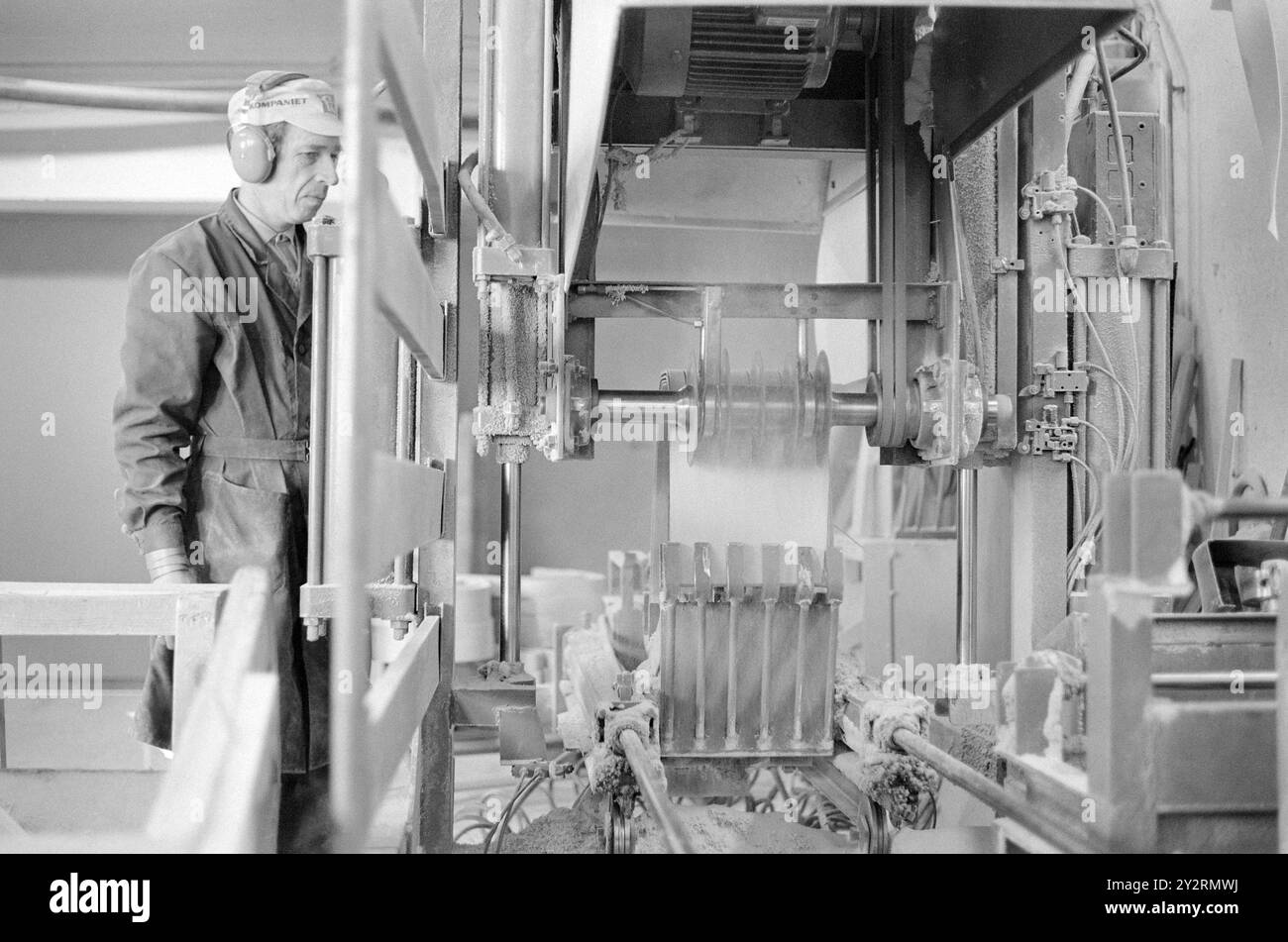 Effettivo 52-3-1971: Clima duro per mobili. L'industria norvegese dei mobili è entrata in un clima più duro. Le importazioni di mobili aumentano di anno in anno. La concorrenza per i clienti si è intensificata. Ci sono persino fabbriche che trovano più redditizio importare merci dall'estero che produrle da sole. Ecco una delle macchine autocostruite per il manager Fredriksen. Funziona in modo rapido ed efficiente. Foto: Sverre A. Børretzen/Aktuell/NTB ***FOTO NON ELABORATA*** il testo dell'immagine è tradotto automaticamente Foto Stock