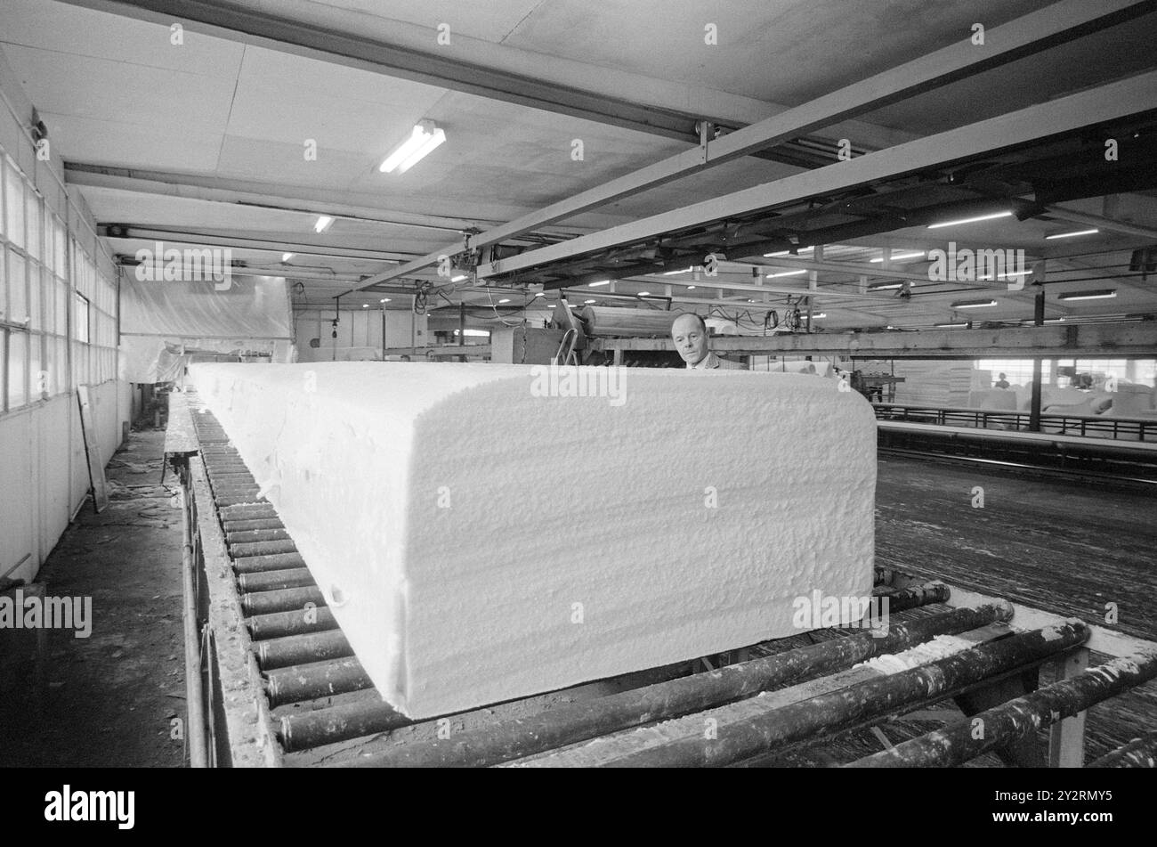 Effettivo 52-3-1971: Clima duro per mobili. L'industria norvegese dei mobili è entrata in un clima più duro. Le importazioni di mobili aumentano di anno in anno. La concorrenza per i clienti si è intensificata. Ci sono persino fabbriche che trovano più redditizio importare merci dall'estero che produrle da sole. La plastica espansa ha creato nuove opportunità per l'industria del mobile. Qui viene prodotta la plastica espansa per materassi. J. E. Ekornes Fabrikker ha anche un proprio dipartimento per questo, che altrimenti non è comune nel settore. Foto: Sverre A. Børretzen/Aktuell/NT Foto Stock