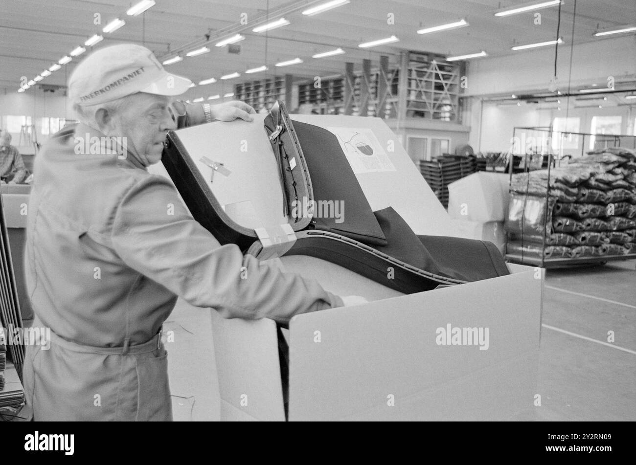 Effettivo 52-3-1971: Clima duro per mobili. L'industria norvegese dei mobili è entrata in un clima più duro. Le importazioni di mobili aumentano di anno in anno. La concorrenza per i clienti si è intensificata. Ci sono persino fabbriche che trovano più redditizio importare le merci dall'estero che produrle loro stesse. Foto: Sverre A. Børretzen/Aktuell/NTB ***FOTO NON ELABORATA*** il testo dell'immagine è tradotto automaticamente Foto Stock