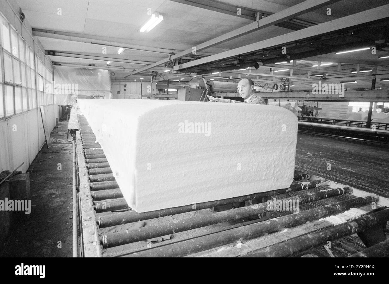 Effettivo 52-3-1971: Clima duro per mobili. L'industria norvegese dei mobili è entrata in un clima più duro. Le importazioni di mobili aumentano di anno in anno. La concorrenza per i clienti si è intensificata. Ci sono persino fabbriche che trovano più redditizio importare le merci dall'estero che produrle loro stesse. La plastica espansa ha creato nuove opportunità per l'industria del mobile. Qui viene prodotta la plastica espansa per materassi. J. E. Ekornes Fabrikker ha anche un proprio dipartimento per questo, che altrimenti non è comune nel settore. Foto: Sverre A. Børretzen/Aktuel Foto Stock