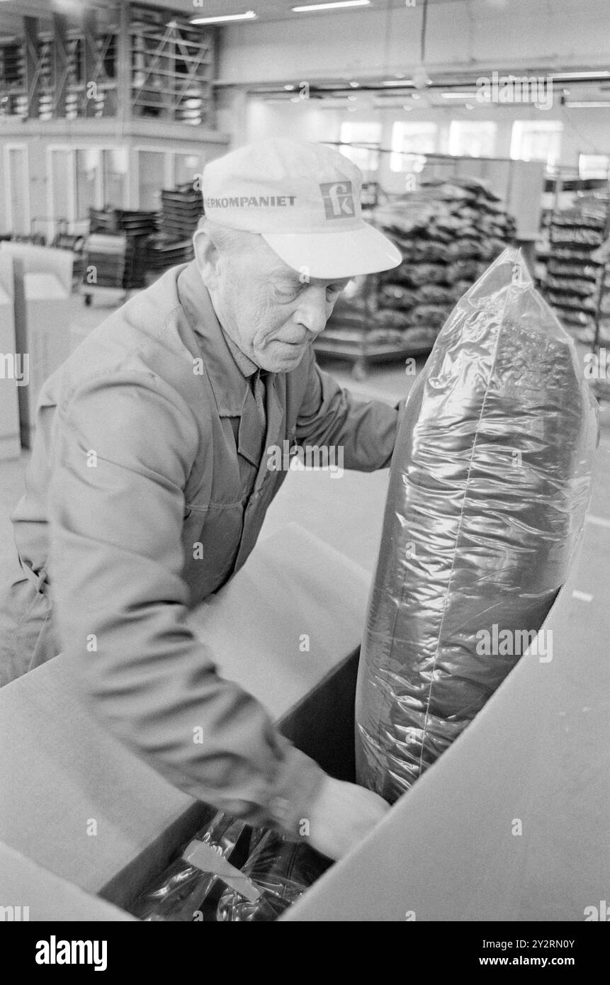 Effettivo 52-3-1971: Clima duro per mobili. L'industria norvegese dei mobili è entrata in un clima più duro. Le importazioni di mobili aumentano di anno in anno. La concorrenza per i clienti si è intensificata. Ci sono persino fabbriche che trovano più redditizio importare le merci dall'estero che produrle loro stesse. Foto: Sverre A. Børretzen/Aktuell/NTB ***FOTO NON ELABORATA*** il testo dell'immagine è tradotto automaticamente Foto Stock