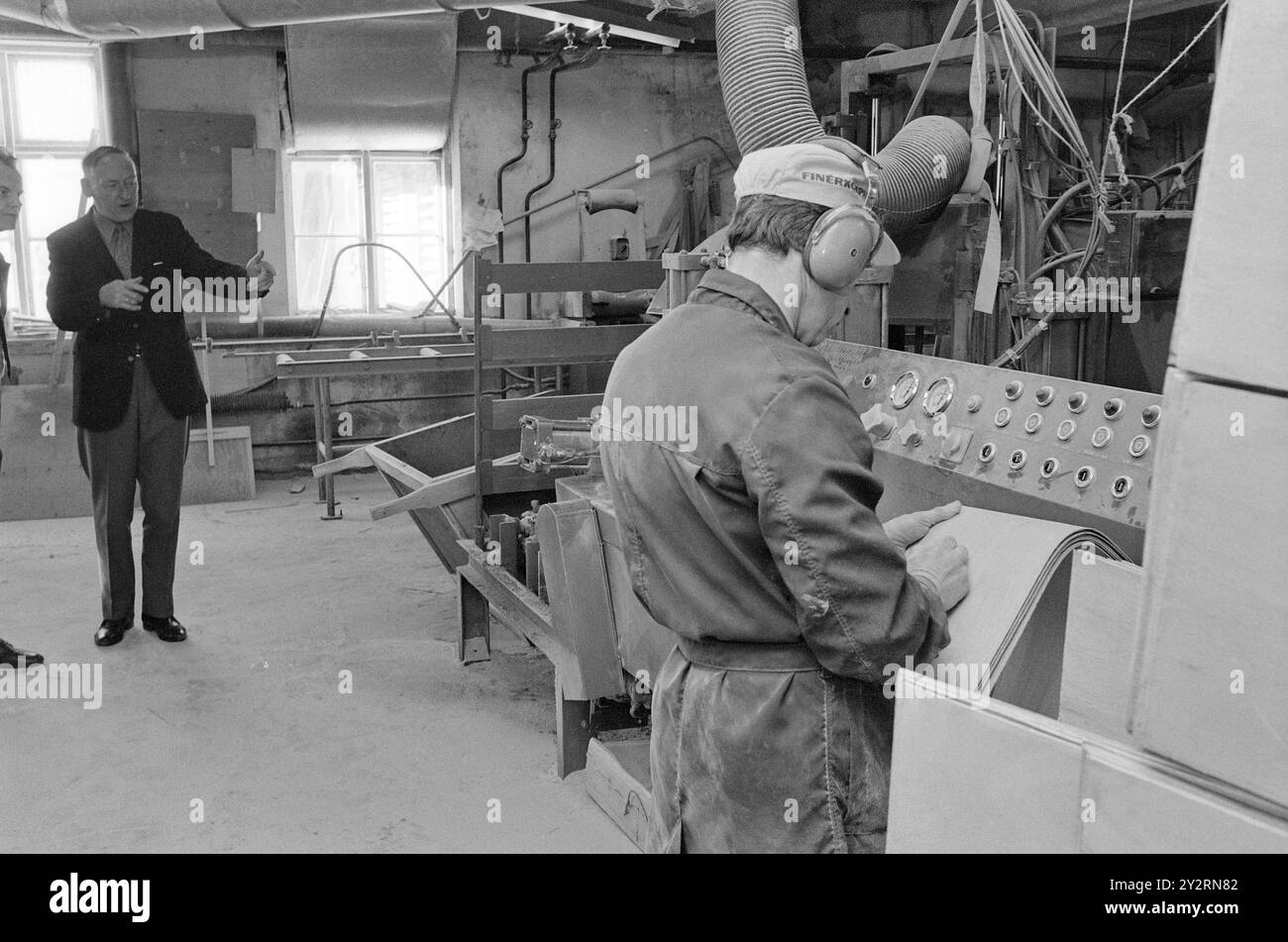 Effettivo 52-3-1971: Clima duro per mobili. L'industria norvegese dei mobili è entrata in un clima più duro. Le importazioni di mobili aumentano di anno in anno. La concorrenza per i clienti si è intensificata. Ci sono persino fabbriche che trovano più redditizio importare le merci dall'estero che produrle loro stesse. Il dispatcher Asbjørn Fredriksen gestisce una fabbrica di mobili da 42 anni. Esporta in diversi paesi ed espande la fabbrica quest'anno. Foto: Sverre A. Børretzen/Aktuell/NTB ***FOTO NON ELABORATA*** il testo dell'immagine è tradotto automaticamente Foto Stock