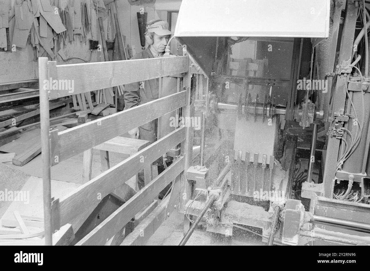 Effettivo 52-3-1971: Clima duro per mobili. L'industria norvegese dei mobili è entrata in un clima più duro. Le importazioni di mobili aumentano di anno in anno. La concorrenza per i clienti si è intensificata. Ci sono persino fabbriche che trovano più redditizio importare le merci dall'estero che produrle loro stesse. Foto: Sverre A. Børretzen/Aktuell/NTB ***FOTO NON ELABORATA*** il testo dell'immagine è tradotto automaticamente Foto Stock