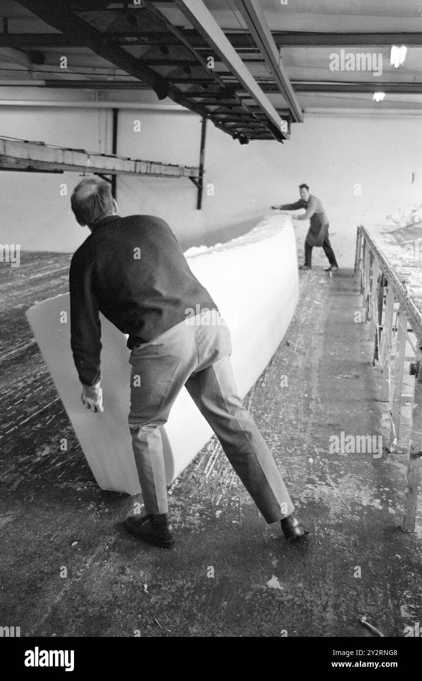 Effettivo 52-3-1971: Clima duro per mobili. L'industria norvegese dei mobili è entrata in un clima più duro. Le importazioni di mobili aumentano di anno in anno. La concorrenza per i clienti si è intensificata. Ci sono persino fabbriche che trovano più redditizio importare le merci dall'estero che produrle loro stesse. Foto: Sverre A. Børretzen/Aktuell/NTB ***FOTO NON ELABORATA*** il testo dell'immagine è tradotto automaticamente Foto Stock