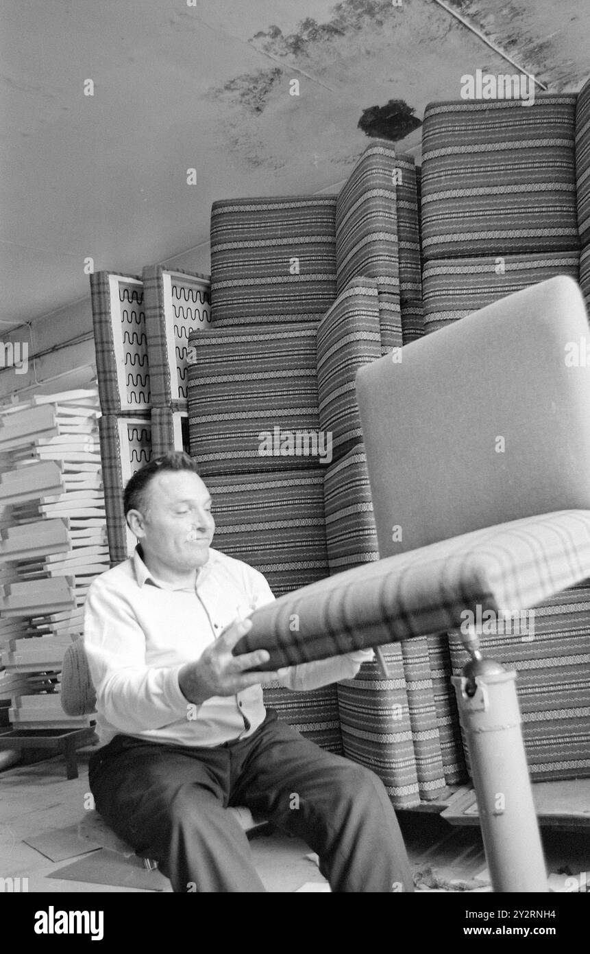 Effettivo 52-3-1971: Clima duro per mobili. L'industria norvegese dei mobili è entrata in un clima più duro. Le importazioni di mobili aumentano di anno in anno. La concorrenza per i clienti si è intensificata. Ci sono persino fabbriche che trovano più redditizio importare le merci dall'estero che produrle loro stesse. Foto: Sverre A. Børretzen/Aktuell/NTB ***FOTO NON ELABORATA*** il testo dell'immagine è tradotto automaticamente Foto Stock