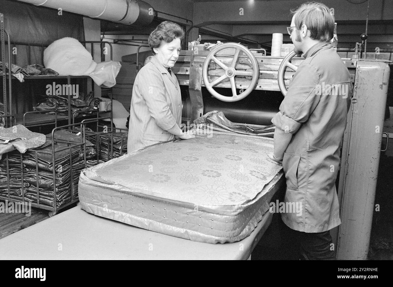 Effettivo 52-3-1971: Clima duro per mobili. L'industria norvegese dei mobili è entrata in un clima più duro. Le importazioni di mobili aumentano di anno in anno. La concorrenza per i clienti si è intensificata. Ci sono persino fabbriche che trovano più redditizio importare le merci dall'estero che produrle loro stesse. Foto: Sverre A. Børretzen/Aktuell/NTB ***FOTO NON ELABORATA*** il testo dell'immagine è tradotto automaticamente Foto Stock