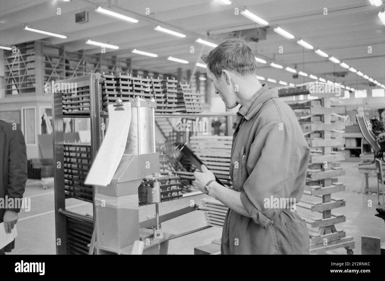 Effettivo 52-3-1971: Clima duro per mobili. L'industria norvegese dei mobili è entrata in un clima più duro. Le importazioni di mobili aumentano di anno in anno. La concorrenza per i clienti si è intensificata. Ci sono persino fabbriche che trovano più redditizio importare le merci dall'estero che produrle loro stesse. Foto: Sverre A. Børretzen/Aktuell/NTB ***FOTO NON ELABORATA*** il testo dell'immagine è tradotto automaticamente Foto Stock