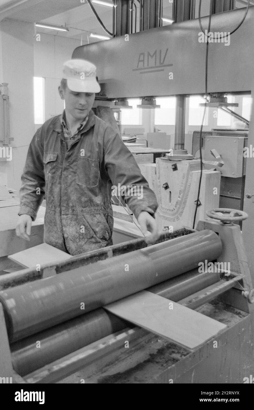Effettivo 52-3-1971: Clima duro per mobili. L'industria norvegese dei mobili è entrata in un clima più duro. Le importazioni di mobili aumentano di anno in anno. La concorrenza per i clienti si è intensificata. Ci sono persino fabbriche che trovano più redditizio importare le merci dall'estero che produrle loro stesse. Foto: Sverre A. Børretzen/Aktuell/NTB ***FOTO NON ELABORATA*** il testo dell'immagine è tradotto automaticamente Foto Stock