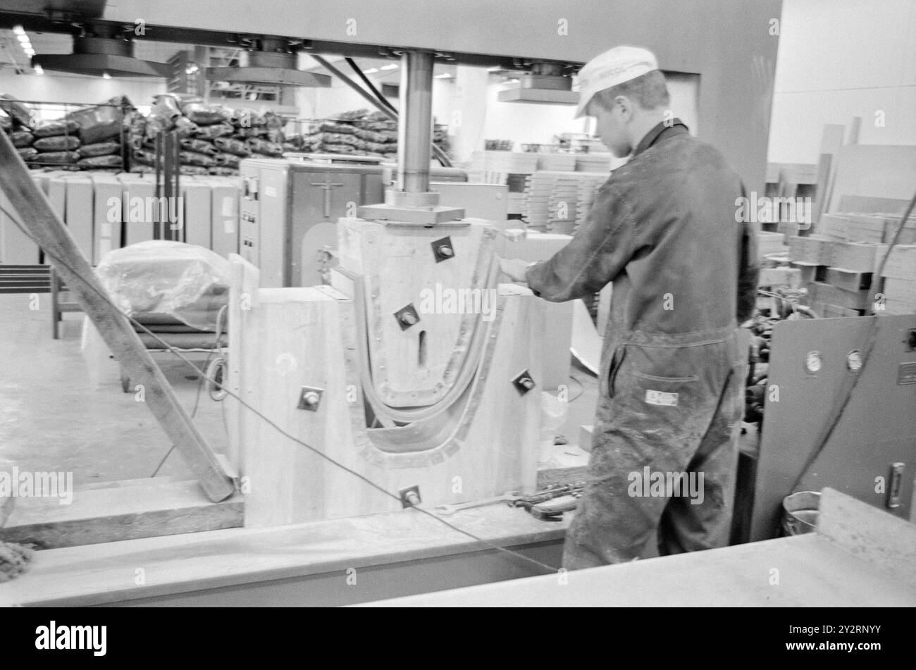Effettivo 52-3-1971: Clima duro per mobili. L'industria norvegese dei mobili è entrata in un clima più duro. Le importazioni di mobili aumentano di anno in anno. La concorrenza per i clienti si è intensificata. Ci sono persino fabbriche che trovano più redditizio importare le merci dall'estero che produrle loro stesse. Foto: Sverre A. Børretzen/Aktuell/NTB ***FOTO NON ELABORATA*** il testo dell'immagine è tradotto automaticamente Foto Stock