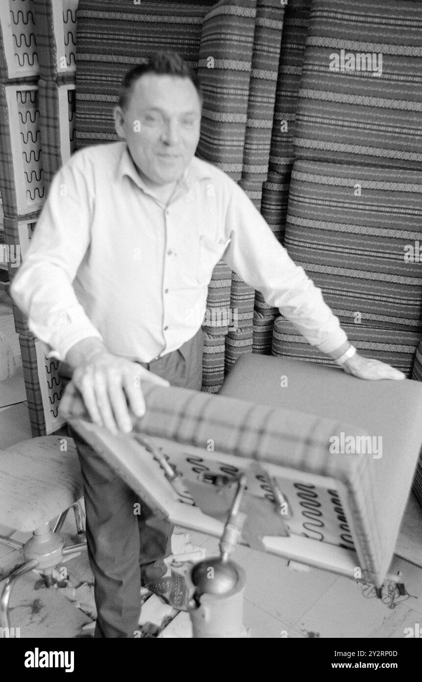 Effettivo 52-3-1971: Clima duro per mobili. L'industria norvegese dei mobili è entrata in un clima più duro. Le importazioni di mobili aumentano di anno in anno. La concorrenza per i clienti si è intensificata. Ci sono persino fabbriche che trovano più redditizio importare le merci dall'estero che produrle loro stesse. Foto: Sverre A. Børretzen/Aktuell/NTB ***FOTO NON ELABORATA*** il testo dell'immagine è tradotto automaticamente Foto Stock