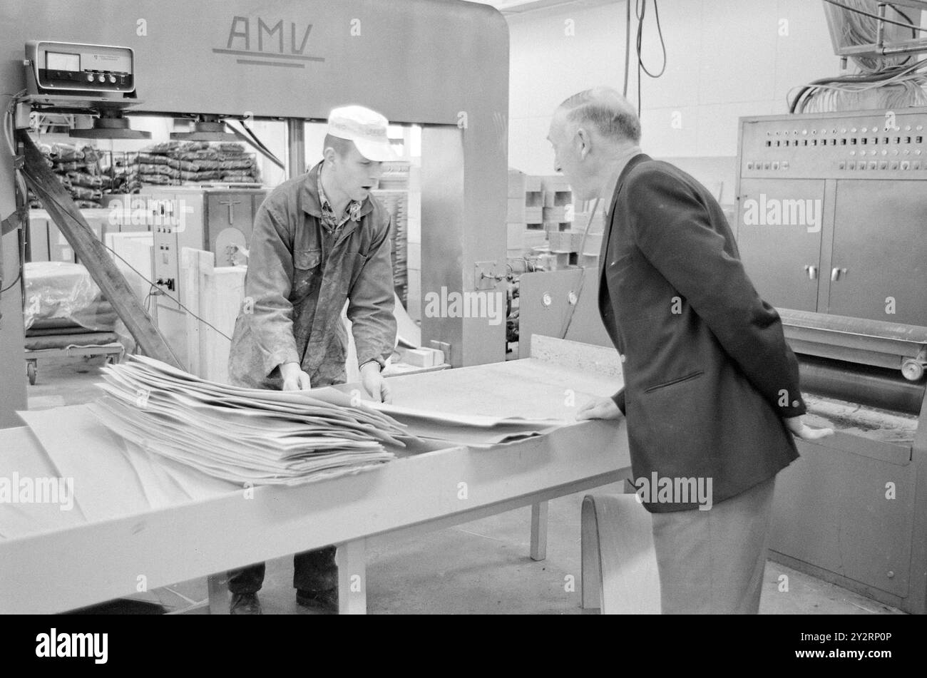 Effettivo 52-3-1971: Clima duro per mobili. L'industria norvegese dei mobili è entrata in un clima più duro. Le importazioni di mobili aumentano di anno in anno. La concorrenza per i clienti si è intensificata. Ci sono persino fabbriche che trovano più redditizio importare le merci dall'estero che produrle loro stesse. Foto: Sverre A. Børretzen/Aktuell/NTB ***FOTO NON ELABORATA*** il testo dell'immagine è tradotto automaticamente Foto Stock