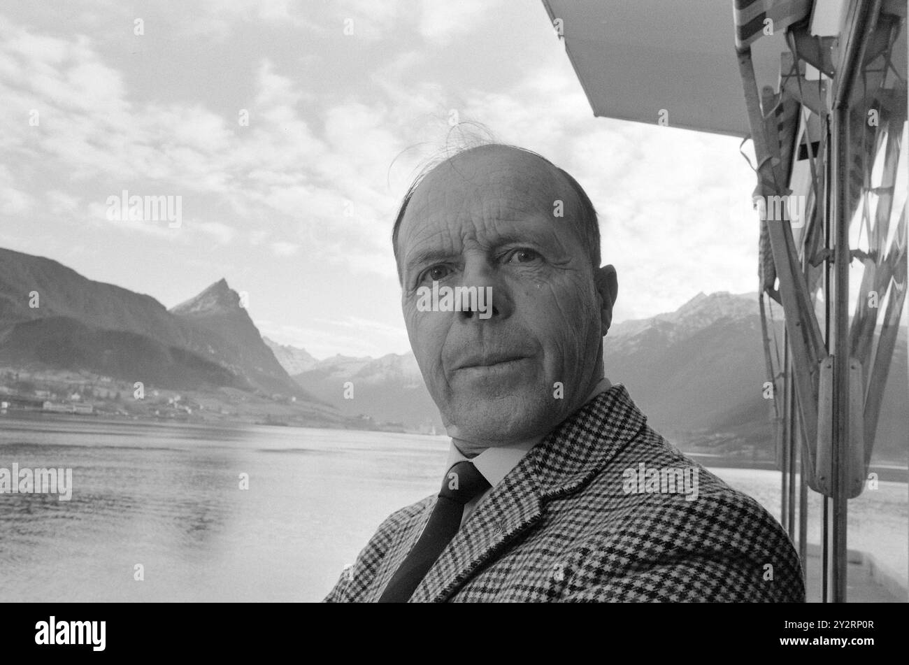 Effettivo 52-3-1971: Clima duro per mobili. L'industria norvegese dei mobili è entrata in un clima più duro. Le importazioni di mobili aumentano di anno in anno. La concorrenza per i clienti si è intensificata. Ci sono persino fabbriche che trovano più redditizio importare merci dall'estero che produrle da sole. Non deve essere saggio macellare galline ovaiole uova d'oro, dice il direttore Martin Ekornes (nella foto). Foto: Sverre A. Børretzen/Aktuell/NTB ***FOTO NON ELABORATA*** il testo dell'immagine è tradotto automaticamente Foto Stock