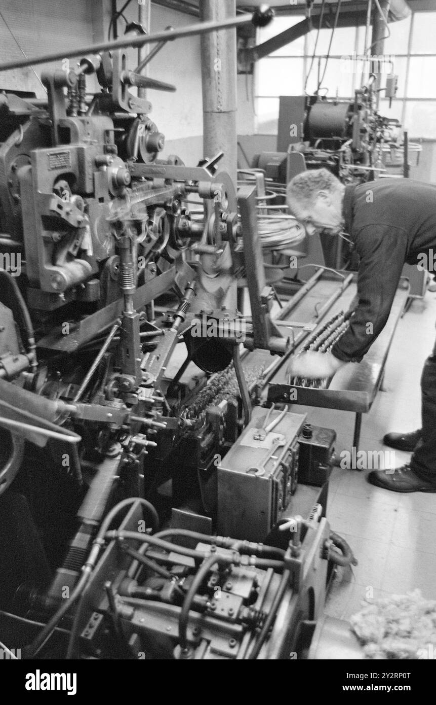 Effettivo 52-3-1971: Clima duro per mobili. L'industria norvegese dei mobili è entrata in un clima più duro. Le importazioni di mobili aumentano di anno in anno. La concorrenza per i clienti si è intensificata. Ci sono persino fabbriche che trovano più redditizio importare le merci dall'estero che produrle loro stesse. Foto: Sverre A. Børretzen/Aktuell/NTB ***FOTO NON ELABORATA*** il testo dell'immagine è tradotto automaticamente Foto Stock
